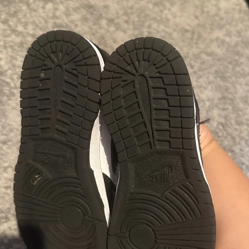 Nike Black and White Sole-View Low-Top Sneakers - Picture 2 of 4